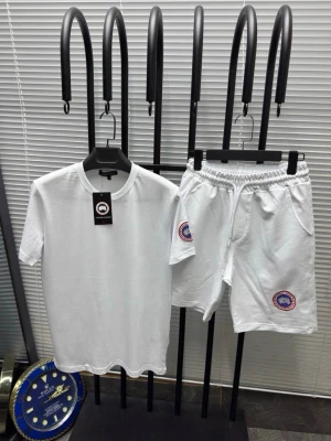 Vita shorts från Canada Goose - Snygga vita shorts från Canada Goose med elastisk midja och snörning. Shortsen har två sidofickor och en rund logotyp-patch på ena benet. Perfekta för sommaren och har en clean, sportig look.