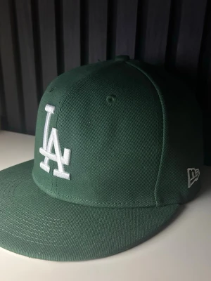 Grön LA New Era keps - Skick: Nästan helt ny// använd 1 gång.💚          Beskrivning: Perfekt keps som är väldigt trendig just nu!💨                                    Fraktas så snabbt som möjligt💙