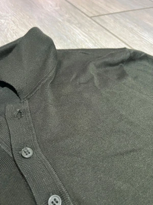 Olivgrön långarmad picke från Only sons!  - Stilren mörkbrun långärmad pikétröja med tre knappar framtill och klassisk krage. Tröjan är i ett tunt, mjukt material och har ribbade muddar vid ärmsluten. Perfekt för en clean och avslappnad look. Perfekt för fest eller chill tillfällen! Skriv ifall du undrar något! ✨🍾