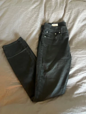 Svarta jeans från Levi's - Säljer ett par svarta jeans från Levi's. Jeansen är tillverkade i stretchigt denimtyg för en bekväm passform. Perfekta till alla dina outfits!