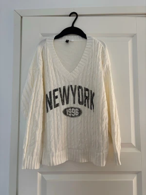 Jätte fin tröja ifrån h&m - super fin tröja ifrån h&m med motivet ”new york 1996”, sparsamt använd och inga defekter vad jag kan se!!💕🎀💞💞