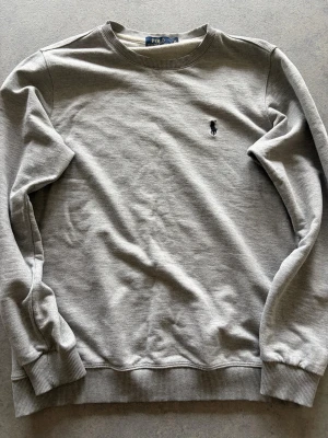 Tröja från Polo Ralph Lauren - Klassisk grå sweatshirt från Polo Ralph Lauren. Storlek M och den passar perfekt.  8/10 skick, använd fåtal gånger. Inga defekter! Pris kan diskuteras! 