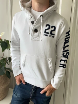 Abercrombie and fitch tröja  - Abercrombie and fitch tröja / hoodie. Inga defekter! Modellen i bilderna är 180 cm 75 kg och bär Storlek S , Kom med frågor! 🌟 (Kan gå ned i pris vid köp av paket 😉) 