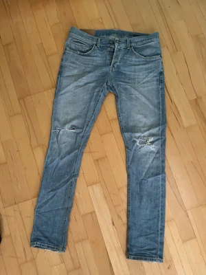Dondups  - Säljer ett par dondups med slitningar. Perfekta för dig som gillar en avslappnad och trendig look. 
