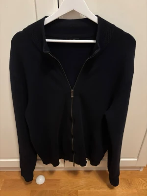 Svart ziptröja från Massimo Dutti - En riktig schysst Massimo dutti zip i topp sick förutom en liten sömm som börjar gå lite men det är såklart inget som syns vid användning.pris är förhandlingsbart så bara att buda.