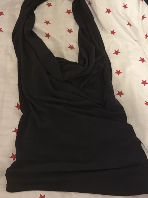 Urban outfitters - Svart halterneck linnetopp - Super skönt strechiht och lent material.  Oanvänd. Har inte kommit till användning, säljer därav ❤️❤️