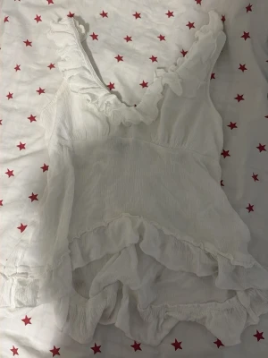Vit volangtop från Hollister - Söt vit topp från Hollister med volangdetaljer ❤️❤️