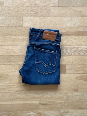 Replay Anbass - Replay Anbass | Skick 9,5 | Nypris 1200kr mitt pris endast 449kr! | Storlek: W30 L34 | Priset är ej hugget i sten! 🪨 | Hör av dig vid minsta fråga eller fundering!📩