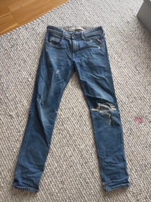  jeans från Replay - Säljer ett par riktigt goa replay jeans med slitningar. Jeansen är använda men fortfarande i riktigt bra skick. Vid funderingar så är det bara att höra av sig🙌 Priset kan diskuteras vid snabbt köp💸💸📦
