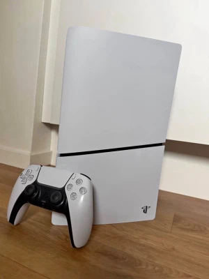 SONY PS5 DIGITAL EDITION  - 🎮 PS5 Digital Edition – 3 399 kr 🎮  Säljer min PS5 Digital Edition akut på grund av behov av pengar.  ✅ Fungerar perfekt ✅ Flera populära spel finns tillgängliga, bland annat Fortnite, Call of Duty och The Crew ✅ Alla nödvändiga kablar medföljer ✅ Redo att användas direkt  ❌ Ingen originalkartong finns kvar.  📍 Hämtas eller möts upp i Stockholm.  💰 Pris: 3 399 kr Vid snabb affär kan priset diskuteras.  📞 076-161 04 86 📩 Eller skicka PM här på Facebook.  Först till kvarn!  Mvh Elias Babina 