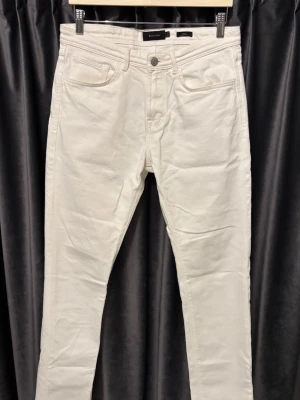 Massimo Dutti jeans - SLIM FIT - Massimo Dutti jeans - vita - SLIM FIT - skick 9/10, mycket fint skick! - storlek 30/34 - perfekta sommarjeans som passar till allt, även sjukt snygga - hör av er vid frågor!🤝