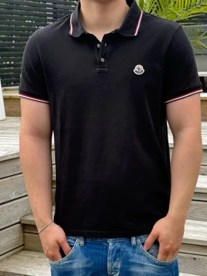 Moncler piké - Super clean Moncler piké för dig som vill vara stilig i sommar 💸skick 8,5/10 nypris 3300kr modellen är 178 cm väger 74 kg
