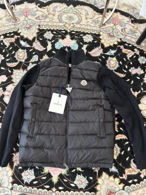 Moncler cardigan svart - Moncler cardigan svart, helt ny, NFC funkar. Storlek S