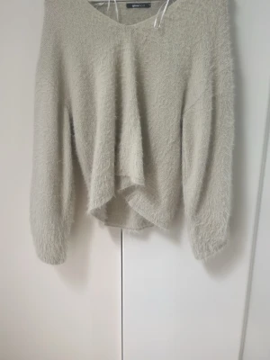 vit fluffig tröja  - Vit fluffig V ringad tröja från Gina tricot. använd ganska många gånger men inga skador. skriv för fler bilder. priset kan diskuteras. tryck gärna på köp nu💕