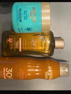 Hawaiian Tropic solkit trio - Säljer ett kit från Hawaiian Tropic med tre produkter: en blå body butter med kokosdoft, en brun olja för solbränna och en orange solskyddsolja SPF 30. Perfekt för dig som vill ha glow och återfuktad hud efter solning.