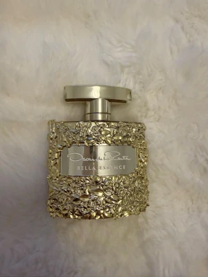 Parfym - OSCAR DE LA RENTABELLA ESSENCE - 100ml, utan box. Knappast använt, som man kan se på bilden🙌🏻