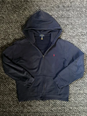 Ralph Lauren hoodie - Säljer en Ralph lauren hoodie i bra skick! Storlek Xl barn s vuxen! Tveka inte att skriva vid minsta fundering😁
