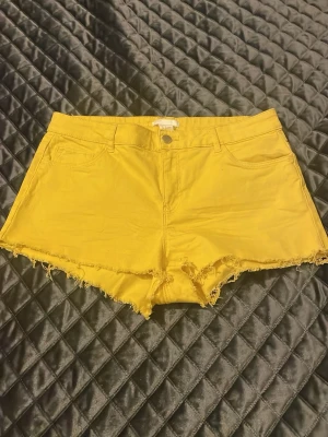 Lågmidjade jeansshorts❤️ - Fina lågmidjade jeansshorts. Fin gul färg. Inga defekter. Sista bild lånad men liknande😊midjemått 38cm