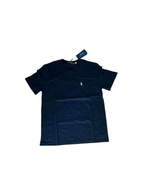 Marinblå t-shirt från Polo Ralph Lauren - Snygg svart t-shirt från Polo Ralph Lauren med klassisk passform och liten broderad logga på bröstet. Tillverkad i mjuk bomull och perfekt för en stilren vardagslook. Rund halsringning och korta ärmar.