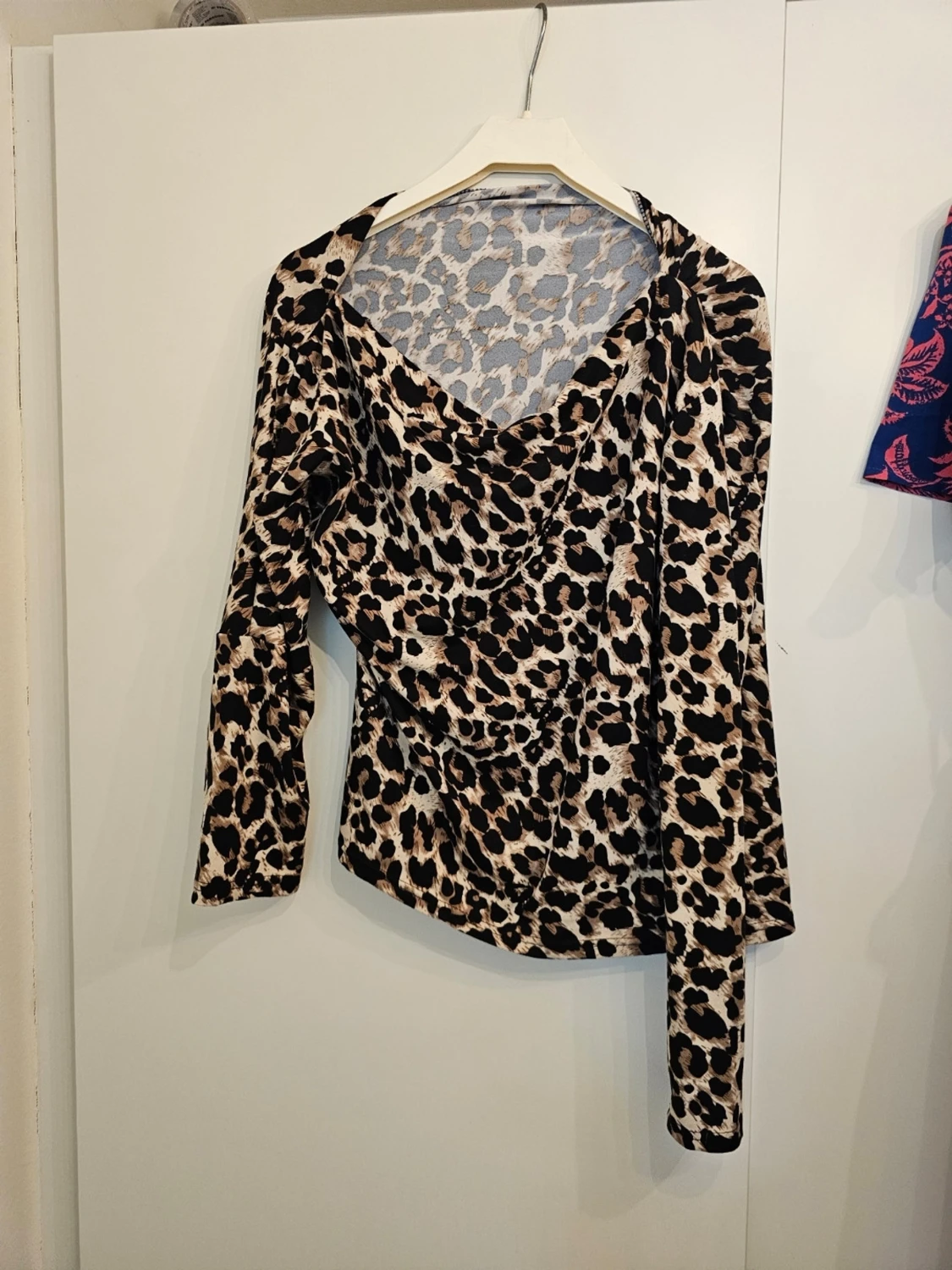 Leopardmönstrad blus med drapering - 2