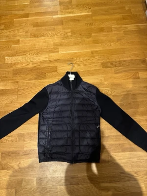 Moncler cardigan  - Tja! Säljer nu en otroligt fin Moncler cardigan navy i storlek Large självklart äkta. Tyvärr har neck tagen lossnat vilket är väldigt vanligt på Moncler. I övrigt väldigt bra skick skickas överallt 