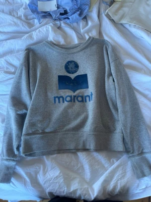 Isabel marant tröja - Jag har bestämt mig för att sälja en av mina favorit tröjor… den är supersnygg och skön! Perfekt till kalla sommarkvällar! Sliten på märket men jag tycker bara det är snyggt!💗