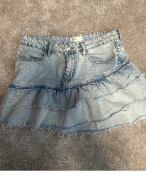 Jeans kjol  - Säljer denna snygga jeans kjol från Gina jättecool!!❣️❣️