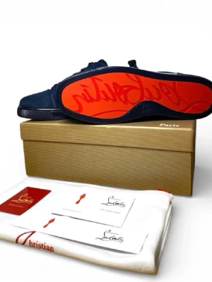 Blå sneakers från Christian Louboutin - Snygga blå sneakers från Christian Louboutin i mocka med klassisk röd sula och diskret logga. Skorna har rund tå, platta skosnören och lågt skaft. Perfekta för dig som vill sticka ut med exklusiv design och lyxiga material. Boxen är lite skadan på kanterna. Hör av er vid intresse. Priset går att diskutera. OBS tillbehören på bilderna har jag tyvärr tappat bort så det är bara skorna kartongen och en Christian Louboutin kasse som ingår.