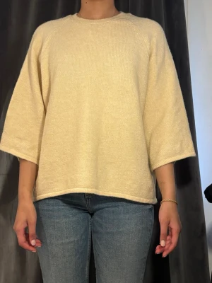 Ljusgul oversized stickad tröja - Fin ljusgul tröja med kortare ärmar. Oanvänd, från ginatricot storlek M.