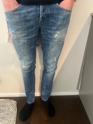 Dondup George Jeans  - Snygga dondup George Jeans i storlek 32, utmärkt skick, skriv vid fler frågor eller funderingar.
