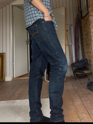 Nudie Grim Tim 32/32 - Stört feta nudie grim Tim storlek 33/34 men de sitter mer som 32/32. Modellen är 188 väger 78. Total längd 103 midja 43 benöppning 17. Pris kan diskuteras!