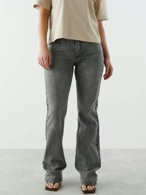 Gina Tricot Jenas - Hej! Säljer dessa jeansen från Gina Tricot då de blivit för små. De är i modellen ”full length petite flare jeans” och de är lite långa på mig som är 164 cm lång. De är i mycket bra skick och endast använda ca 5 gånger. Priset går att diskuteras!🥰