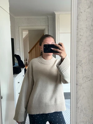 Beige stickad tröja - Säljer en beige stickad tröja med breda ribbade muddar vid ärmslut och nederkant. Tröjan är frågan Gina Tricot och är använd få gånger, i storlek S💕