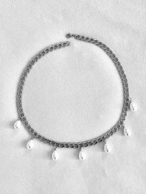 Silverfärgat halsband med pärlor - Stilrent halsband i silverfärgad rostfritt med kedja och sju droppformade vita pärlor som hänger längs kedjan. Perfekt accessoar för att lyfta din outfit med en trendig touch.