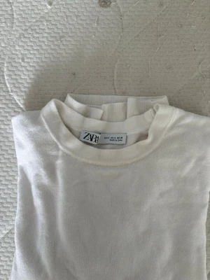 Vit stickad tröja - Vit stickad, mjuk tröja från Zara