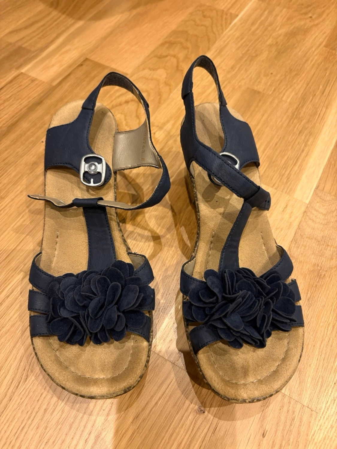 Kilklackade sandaler med blomdetalj - 3