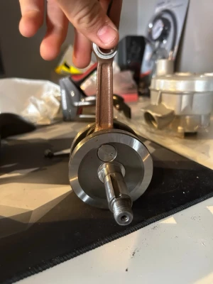 Moppe delar - Tjena! Säljer massa moppe delar, har ett par cross däck med chromade fälgar väldigt fräscha och bra skick,har en helt ny förstärkt  vev som skulle va till min am6 motor, alla kåpor till en Yamaha dt 03a bara lite lacksläpp och sedan ett par gafflar till yamah dt50r med styrkrona och sen lite mera delar som tex org tändning till am6 så hör av er om ni har frågor😉