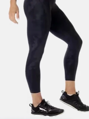 3x Better Bodies High Waist Leggings – Svart Camo – Stl M – Toppskick  - Säljer 3 par snygga Better Bodies High Waist leggings i svart camo, storlek M – ett riktigt kap om du vill uppgradera träningsgarderoben!  Leggingsen har en smickrande hög midja som sitter på plats under hela passet och ger en riktigt fin silhuett. Materialet är följsamt, bekvämt och perfekt både för gym, löpning eller en sportig vardagslook.  Alla tre par är i mycket bra skick – inga slitningar eller noppor, redo att användas direkt! Nypris 949kr 