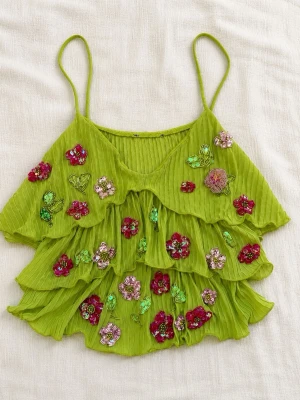 Volangtopp  - Handbroderad topp köpt från vintage butik i Italien. Storlek uppskattas S. Eftertraktat sällsynt fynd. 🌸nypris 1300 kr