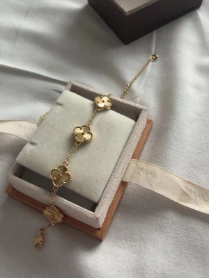 Klöver armband  - Jätte fint armband som aldrig är använt 💞 ( låset stängs inte helt men det är inte ett jätte stort problem ) 