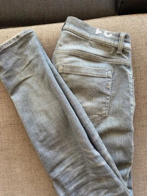 Dondup George - Dondup ”George” i en snygg grå tvätt! Jeansen är i storlek 31 och är i väldigt fint skick. Köpta på NK göteborg för 3199kr, tags finns kvar! 