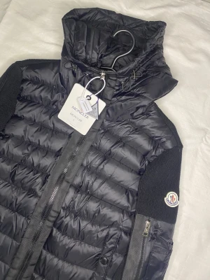 Svart pufferjacka från Moncler - Säljer denna fina cardigan, PERFEKT för sena sommar kvällar. Bästa kvalité. Denna är storlek L men sitter som en M. Vid frågor bara att höra av sig :) säljes för 1199:- kika gärna in mina andra annonser 😊
