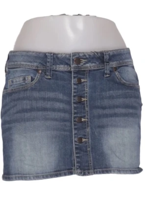 Blå lågmidjad jeanskjol - Snygg blå jeanskjol i klassisk denim med knappar längs hela framsidan. Kjolen har fickor fram och bälteshällor i midjan. Perfekt för en avslappnad och trendig look.