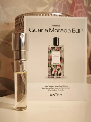 Guaria Morada EdP från Berdoues - Guaria Morada EdP från Berdoues är en elegant parfym med blommig och fräsch doft. 85% kvar av 8 ml. 