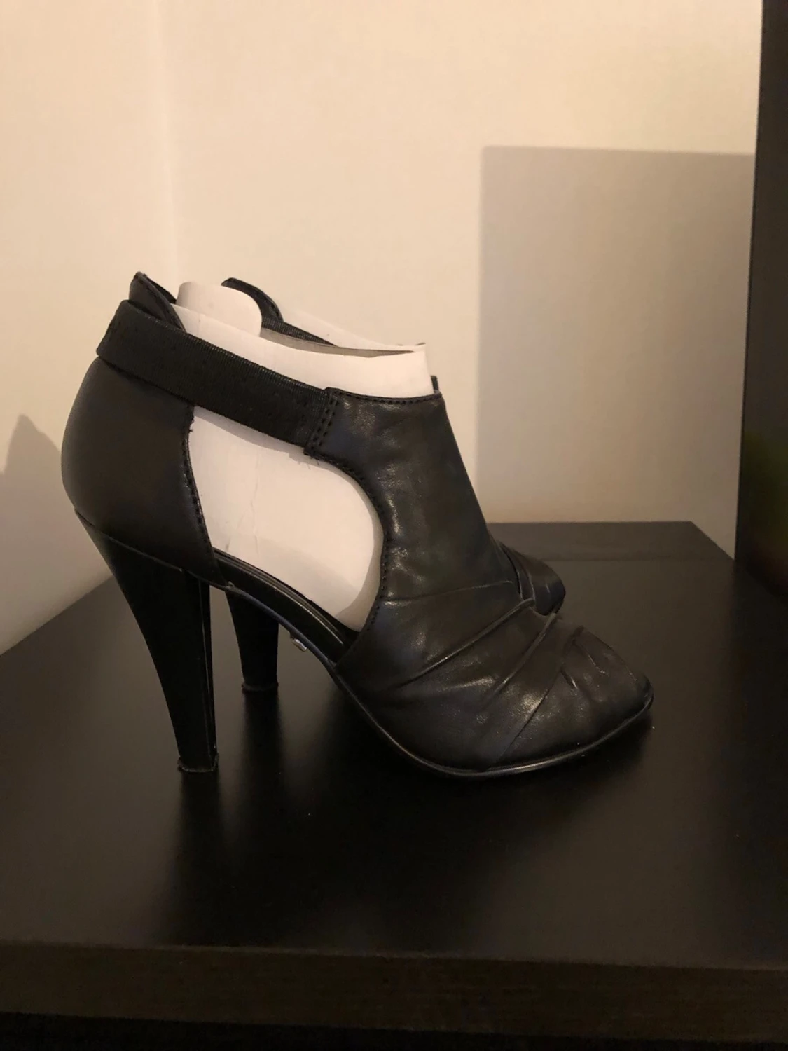 Svarta peep-toe pumps i skinn