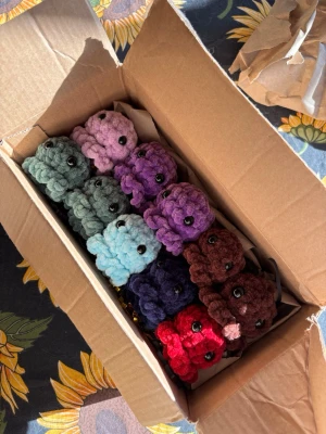 Handgjorda virkade bläckfiskar - Säljer handgjorda virkade små bläckfiskar. 20kr styck, köp hur många som helst!                          Kan göra i Marinblå, Mörklila, Vinröd, Mörkgrå, Cyan, Vit, Offwhite, Mörkbrun, Ljusbrun. Kan användas som liten present, dekoration, nyckelring, gosedjur och mer. 