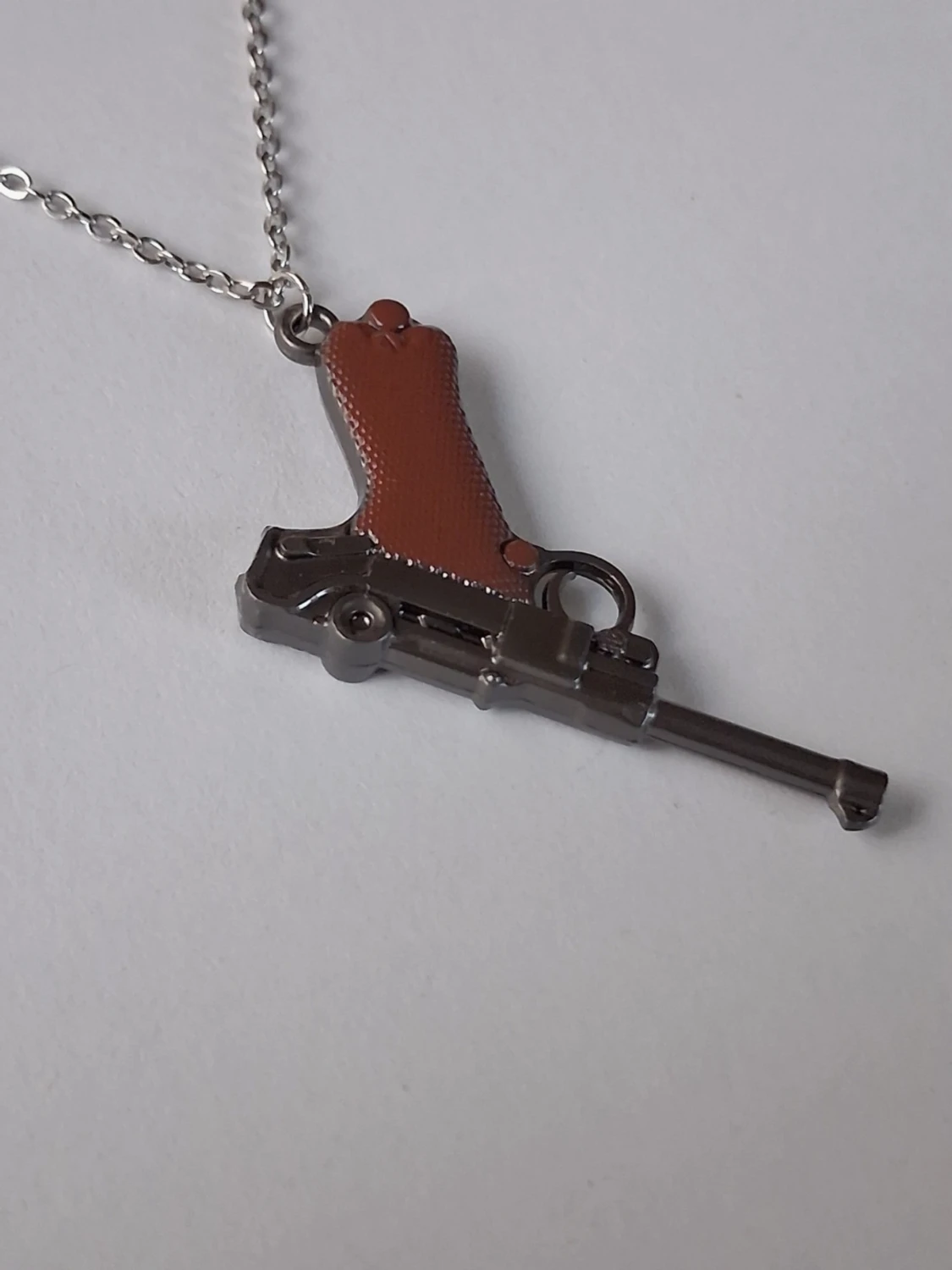 Halsband med pistolhänge i metall - 2