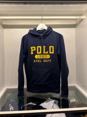 Ralph lauren hoodie - Hej, jag säljer denna jätte snygga Ralph lauren hoodien, hoodien har används en del fast är fortfarande i jätte fina skick. Den kan vara lite nopprig men inte mycket alls. Annars är allt fint  Det är storlek XS och jag skulle säga att den passar dig som är mellan 160-175cm lång. Jag är själv 178cm lång och den har precis blivit för liten för mig och därför jag säljer den.   Mått:  Från axeln till midjan: 60cm Från axel till axel: 45cm Armlängd: 60cm Bredden: 40cm  Kom med frågor🙃