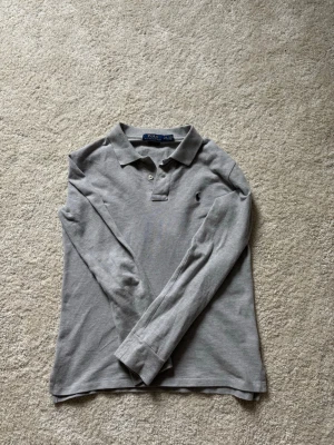 Ralph Lauren piké  - Säljer denna skitsnygga piké från Ralph Lauren. Storlek 14-16 år alltså passar som xs-s. Skriv vid frågor!