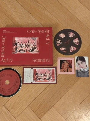 IZ*ONE One Reeler Scene 3 Ver - Kommer med Eunbi photocard, film photo, ticket, CD, Yujin/Group Postcard, Reel photo och fotobok. Kan även köpas utan photocard för billigare :)